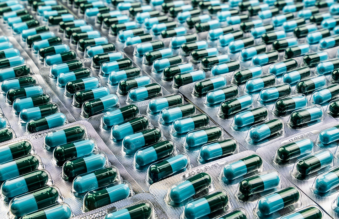 Comprimidos de cápsula de antibiótico verde-azul closeup em blister.