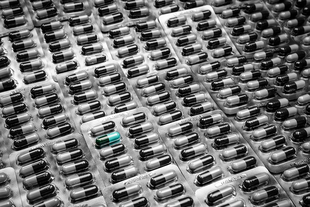 Excelente cápsula verde-azulada em muitos antibióticos preto-brancos