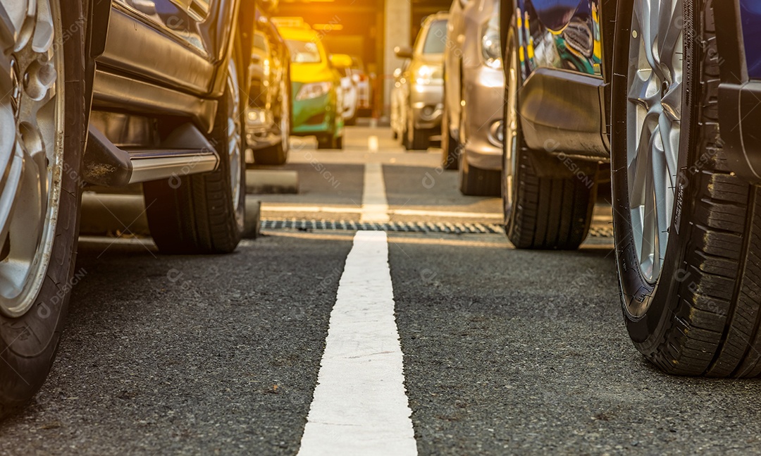 Estacionamento asfáltico do aeroporto ou shopping. Estacionamento
