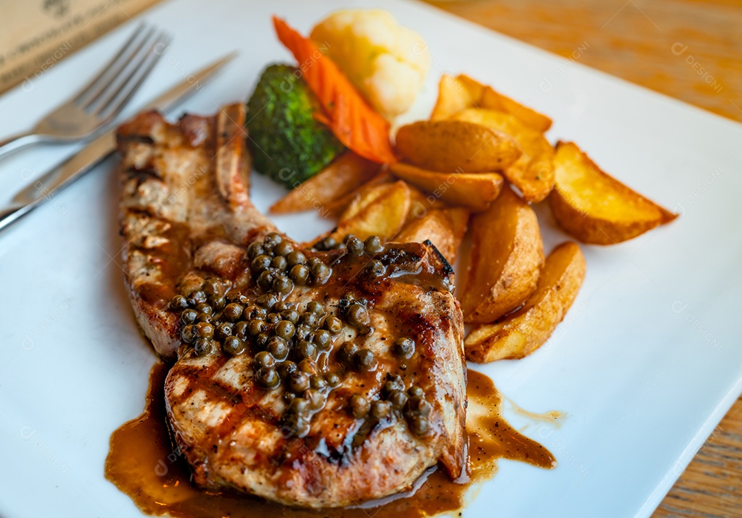 Bife coberto com molho e pimenta sirva com batata frita