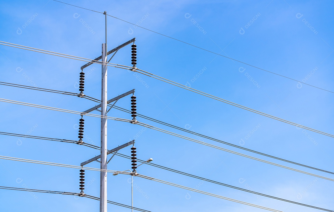 Poste elétrico e céu azul. Poder e energia. Elétrico trifásico