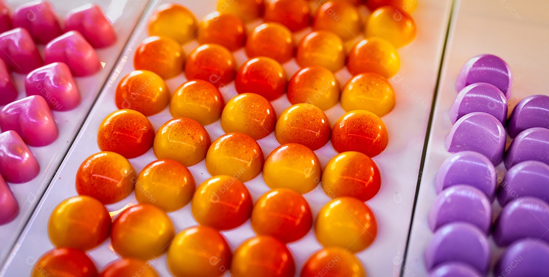 Casca de chocolate branco com centro de ganache de maracujá e chantilly