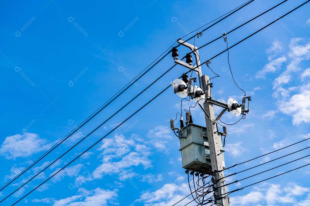 Poste elétrico e céu azul. Poder e energia. Elétrico trifásico