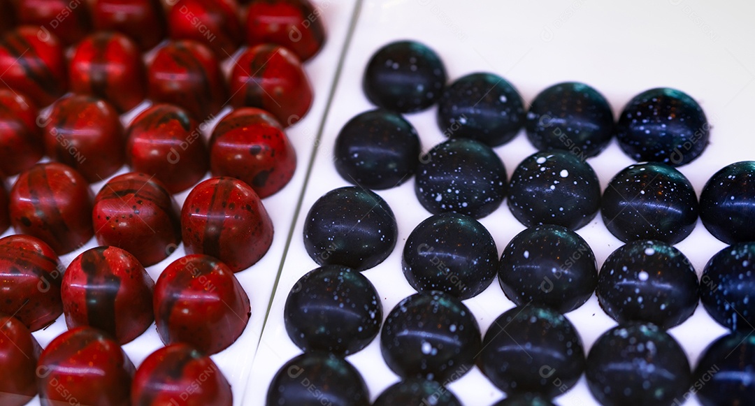 Ganache de framboesa frutado coberto com chocolate amargo