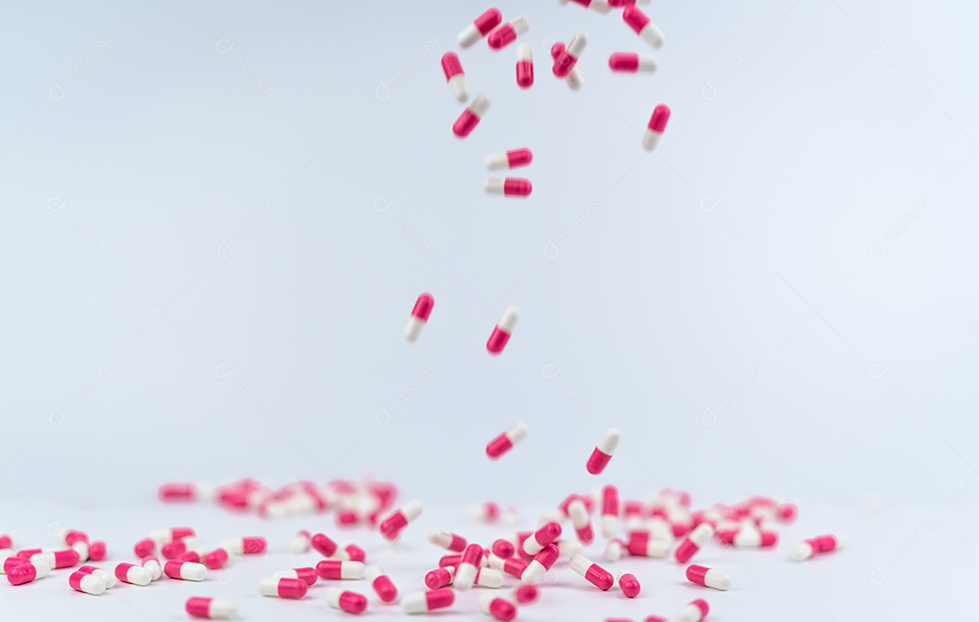 O foco seletivo na pílula de cápsula rosa-branca cai para branco