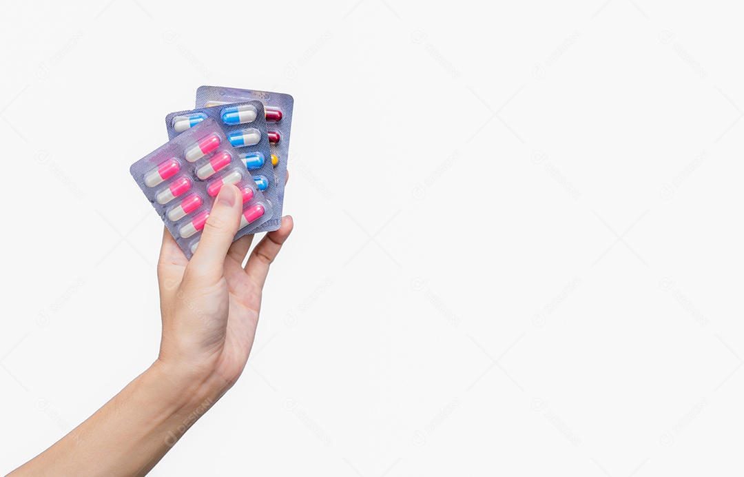 Mão adulta asiática segurando a droga de antibióticos em blister.