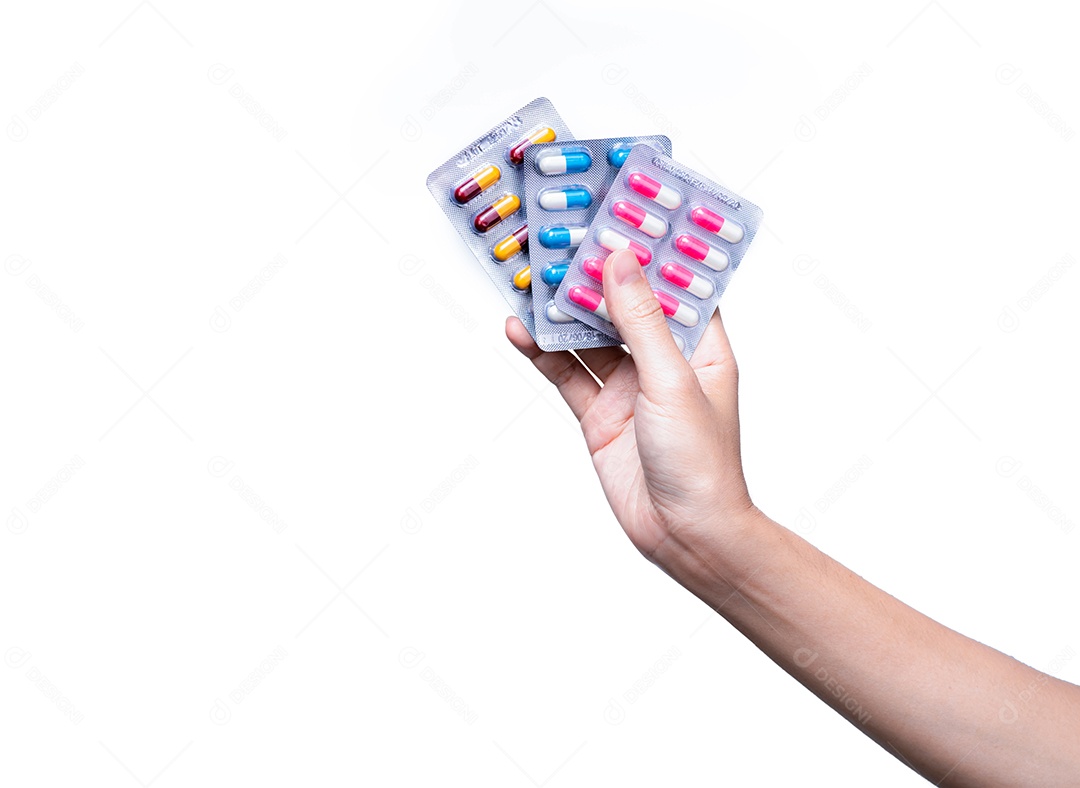 Mão adulta asiática segurando a droga de antibióticos em blister.