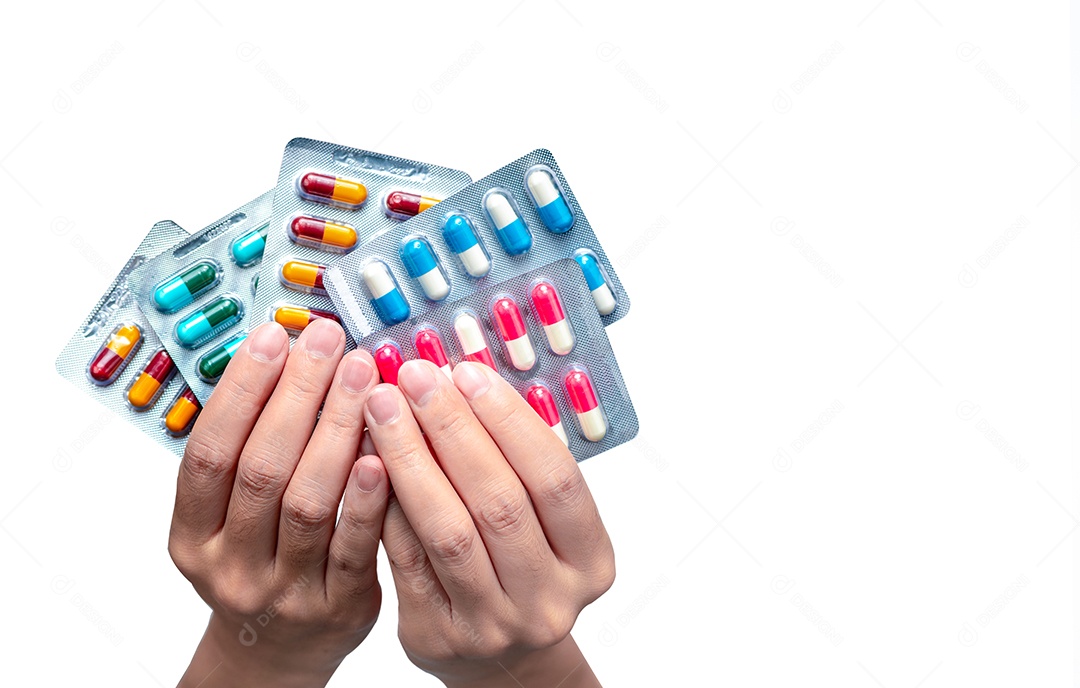 Mão de uma mulher segurando um pacote de comprimidos de cápsulas de antibióticos isolados