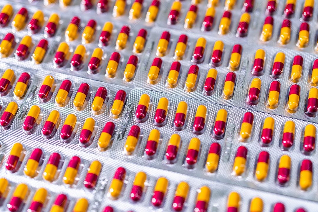 Comprimidos de cápsulas de antibióticos em blister na linha de produção