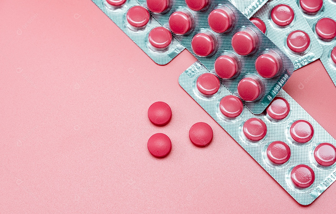 Vista superior da pílula de comprimidos rosa e blister de comprimidos em rosa