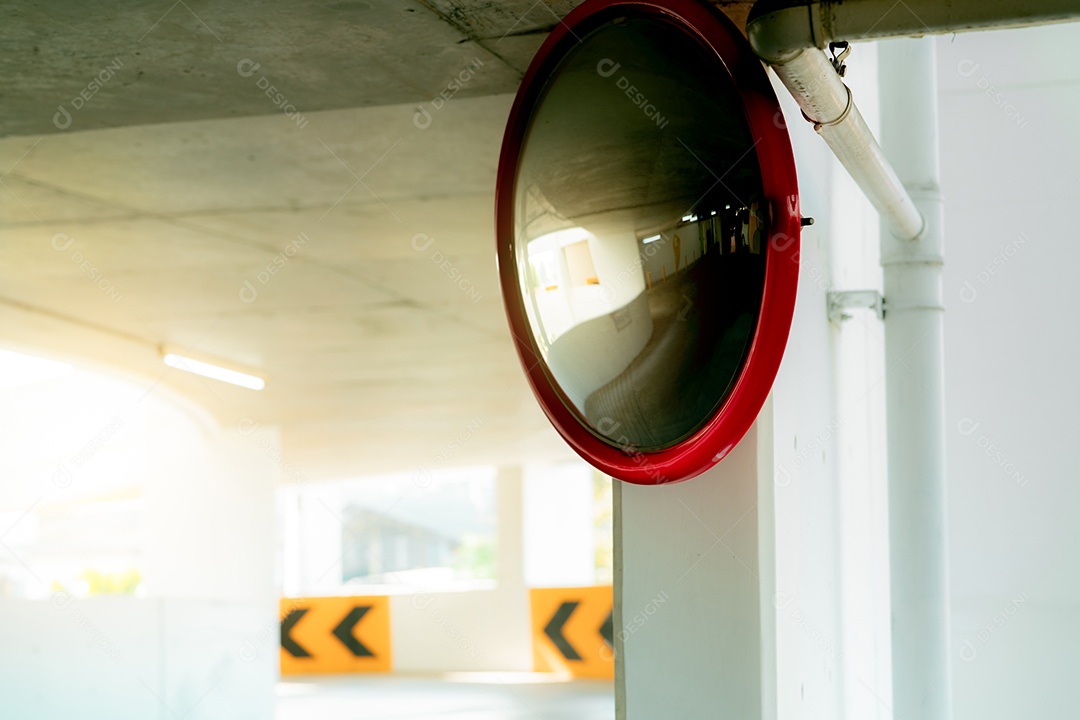 Espelho de segurança convexo na curva do estacionamento coberto para reduzir