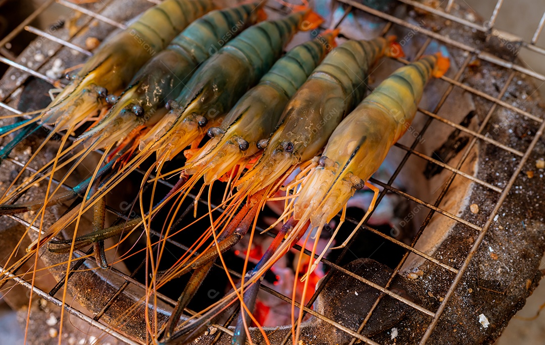 Camarão grelhado na brasa. Camarões de água doce gigantes grill