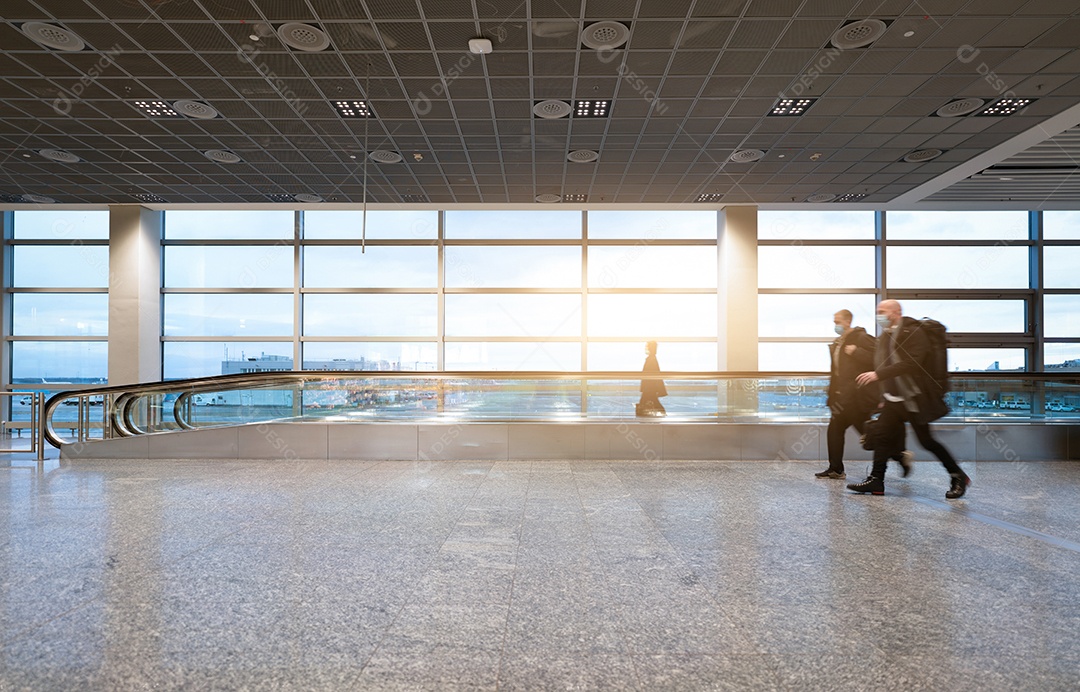 Turista de desfoque de movimento usa máscara cirúrgica com mochila