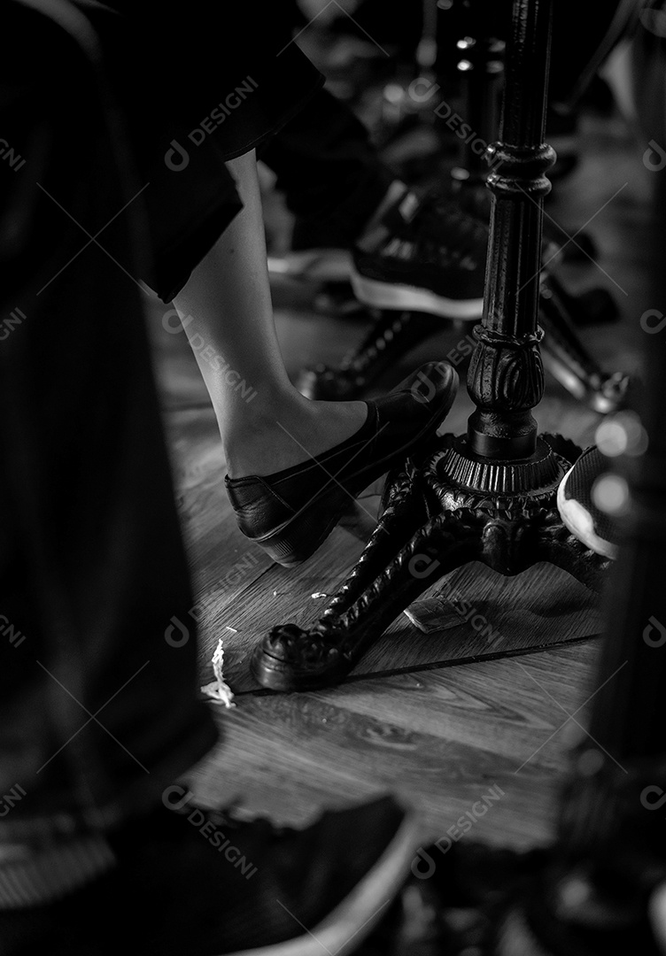 Closeup pernas de um homem e uma mulher debaixo da mesa na cafeteria