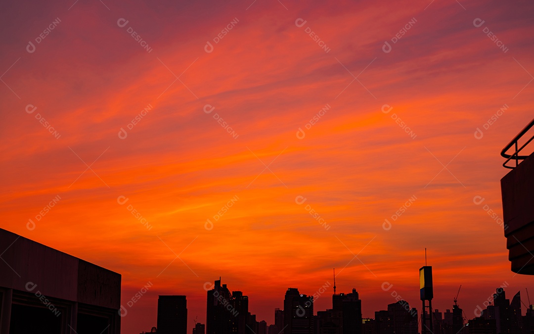 Edifício da cidade à noite com lindo céu pôr do sol vermelho