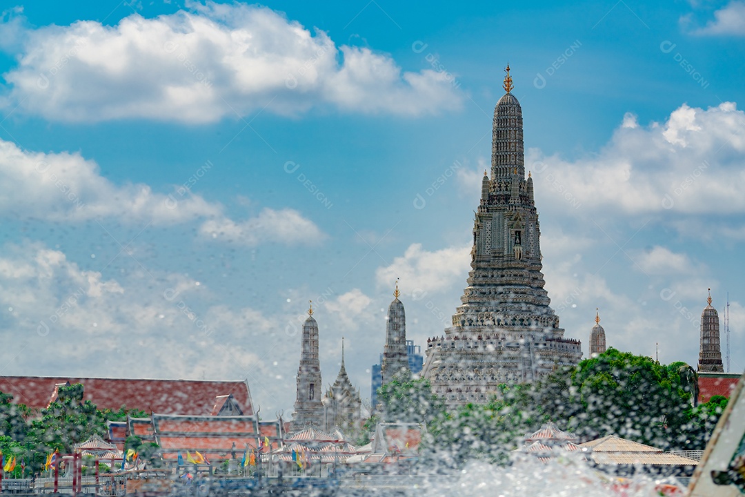 Wat Arun Ratchawararam com lindo céu azul e nuvens brancas.