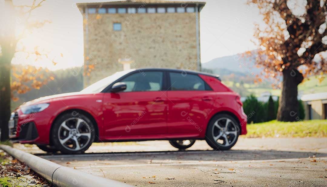 SUV vermelho azul estacionado no estacionamento ao ar livre da cidade.