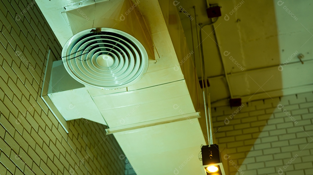 Duto de ar no teto. Sistema de tubulação de ar condicionado. ventilação de ar