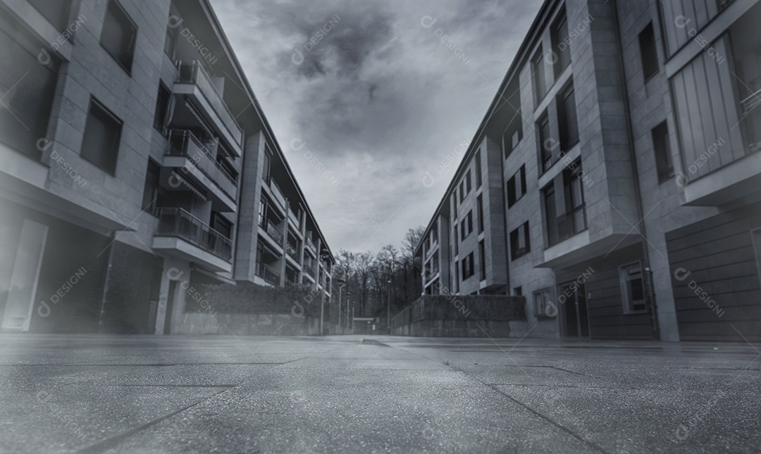 Estrada vazia entre edifícios residenciais com nuvens escuras e céu