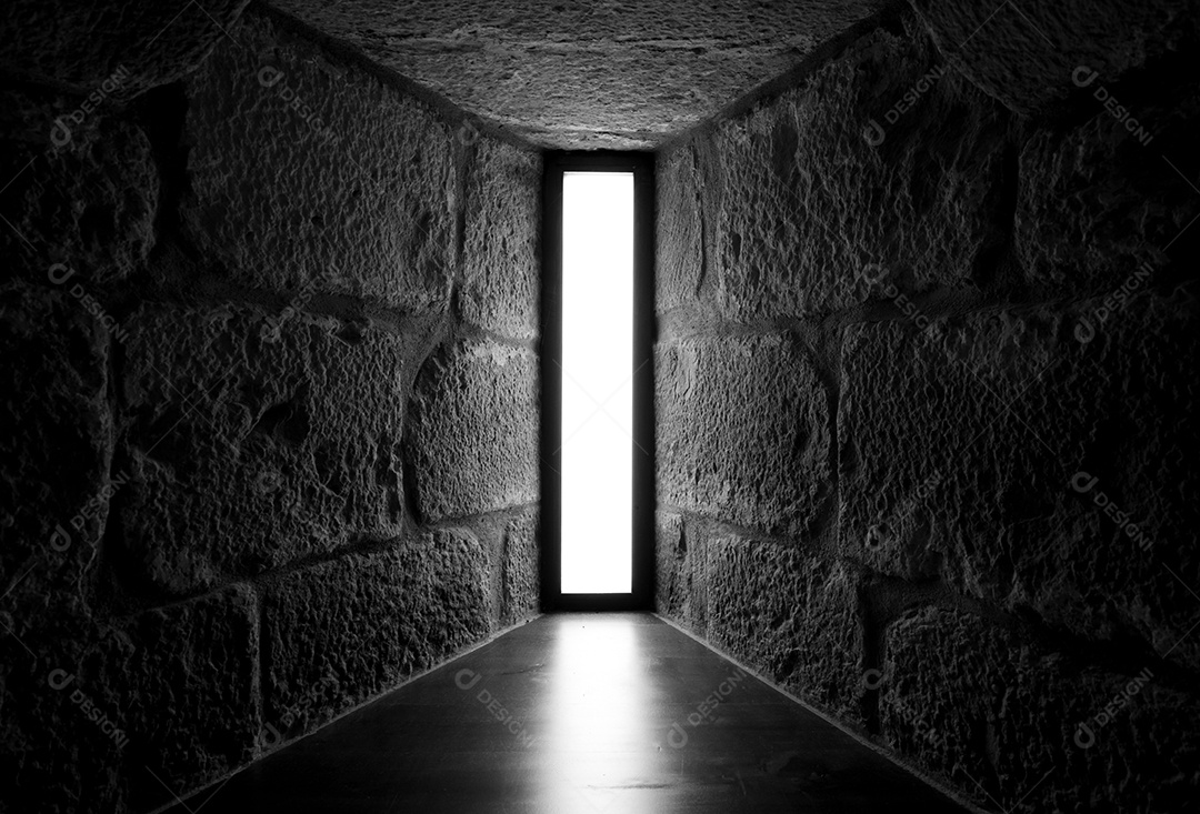 Vista em perspectiva do muro de concreto e pedra com claraboia de vidro