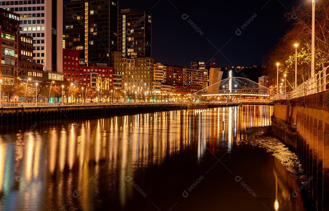 Arquitetura da cidade da construção moderna na noite perto do rio