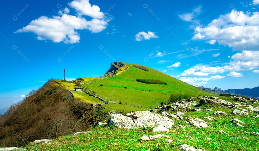 Paisagem da montanha rochosa. Colina com lindo céu e branco