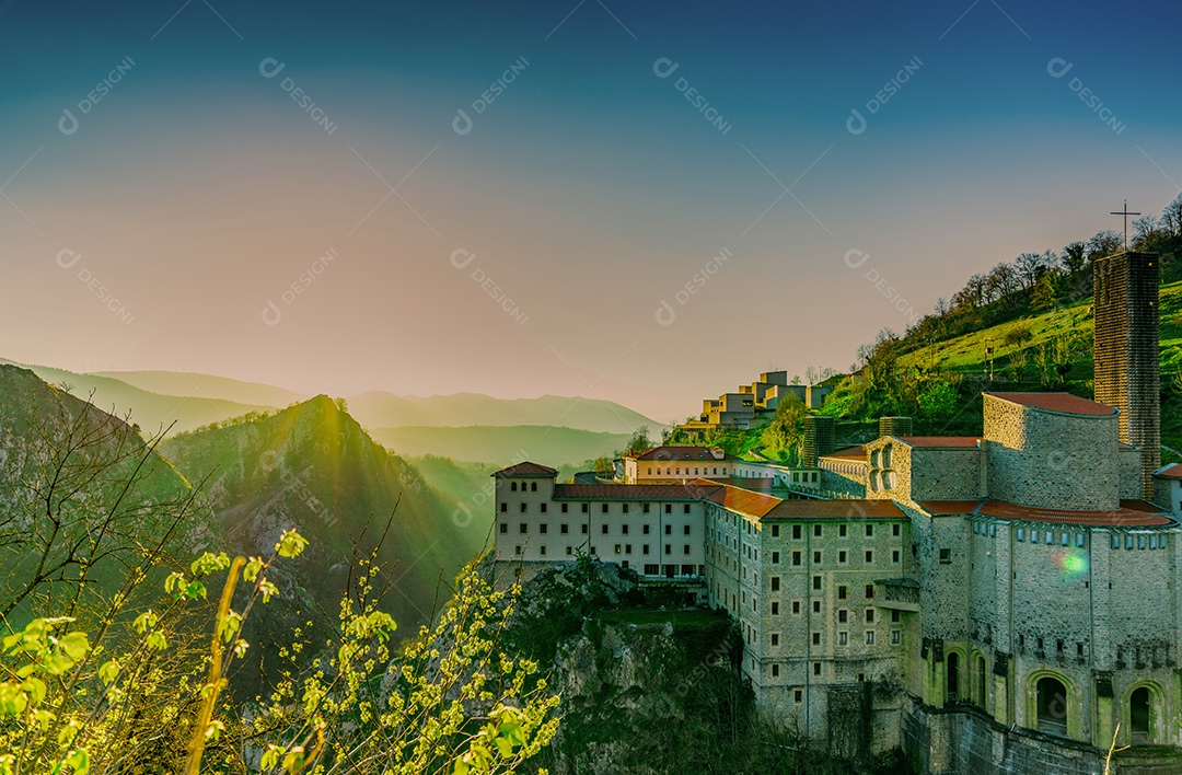 Prédio antigo na beira da montanha rochosa pela manhã