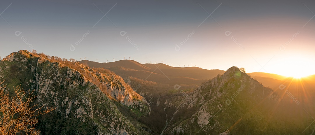 Paisagem da montanha pela manhã com luz do sol. turbina eólica