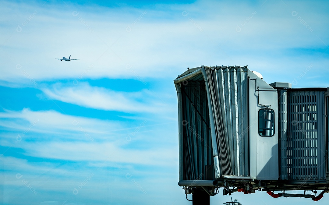 Ponte do jato após a linha aérea comercial decolar no aeroporto
