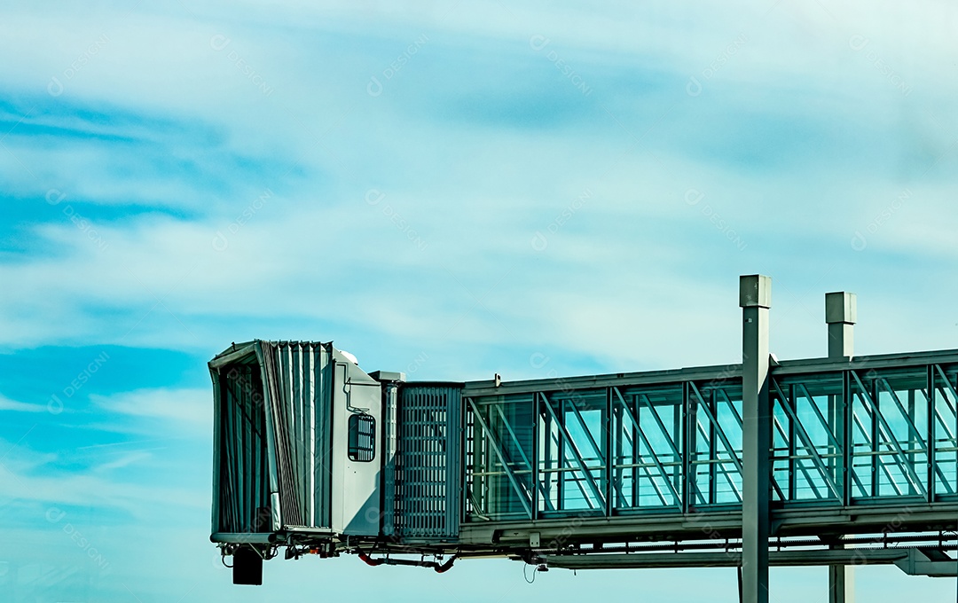 Jet bridge após a decolagem da companhia aérea comercial no aeroporto