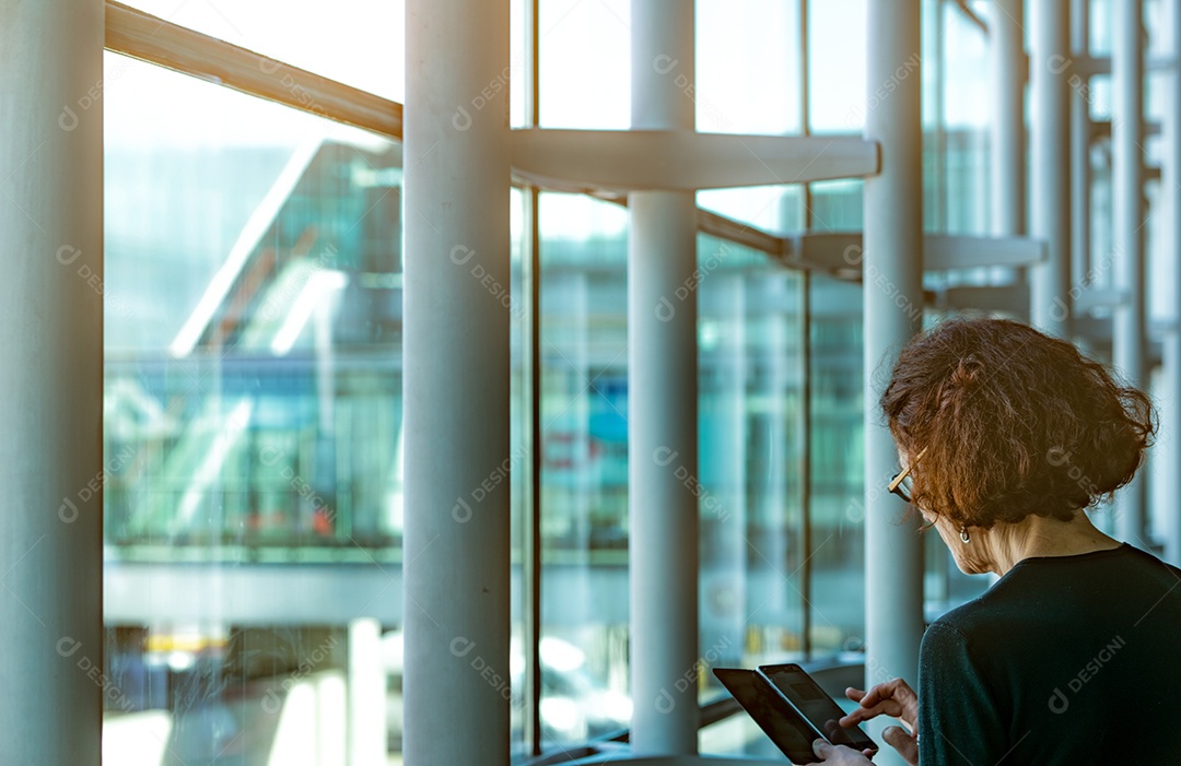 Idosos usam comunicação por smartphone com amigos e familiares