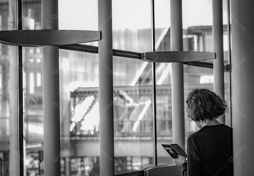 Idosos usam comunicação por smartphone com amigos e familiares