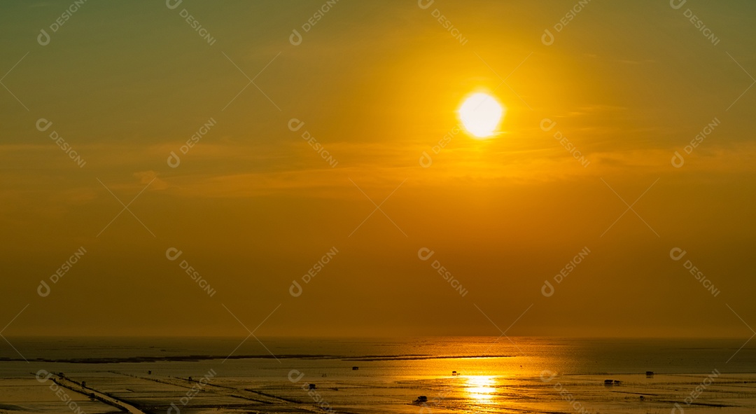 Céu lindo pôr do sol. Pôr do sol da praia. Mar crepuscular e céu.