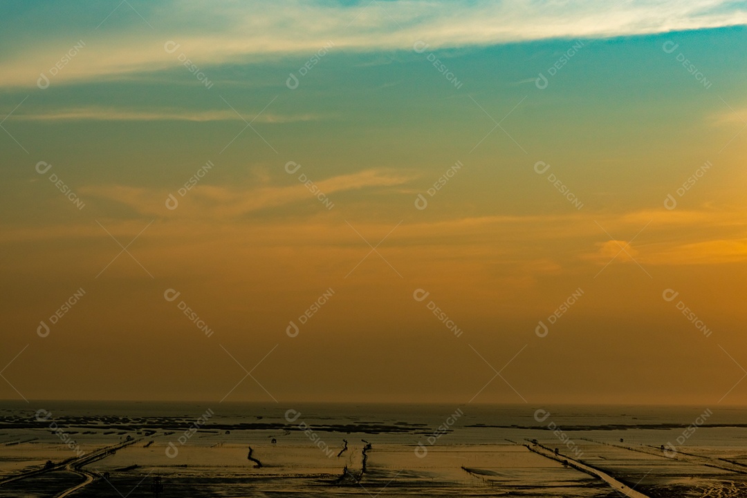 Céu e nuvens por do sol laranja e azul. Pôr do sol na praia.