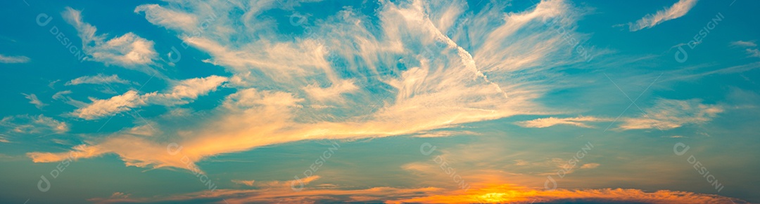 Lindo céu azul e dourado e nuvens abstraem base.