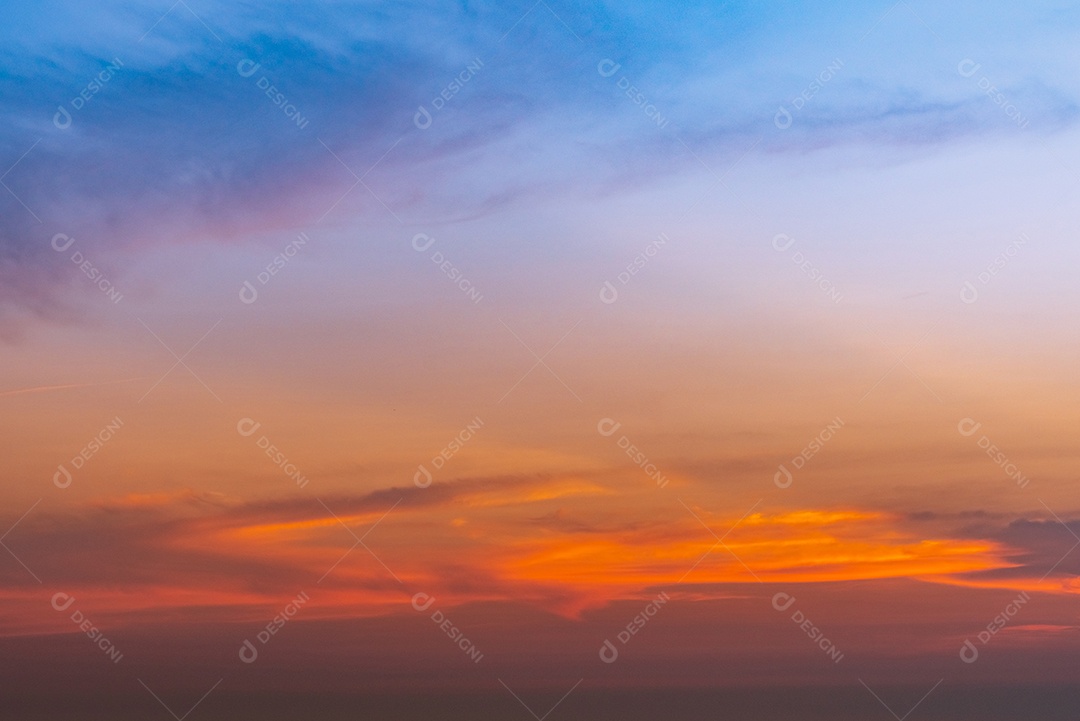 O céu e as nuvens vermelhos e azuis dramáticos abstraem o fundo.