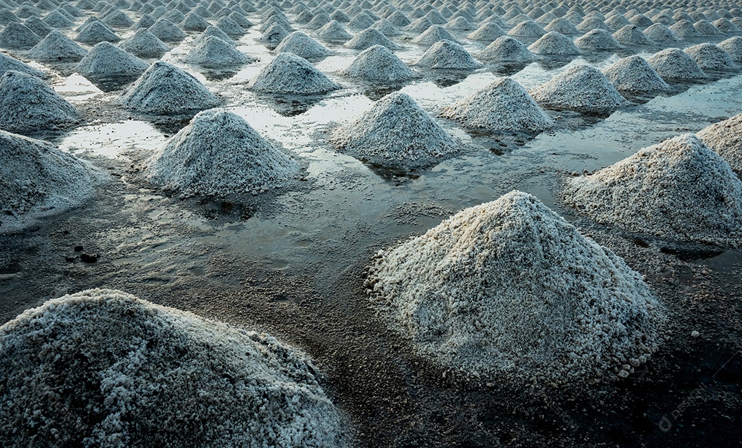 Fazenda de sal marinho e celeiro na Tailândia. Sal marinho orgânico. Matéria-prima
