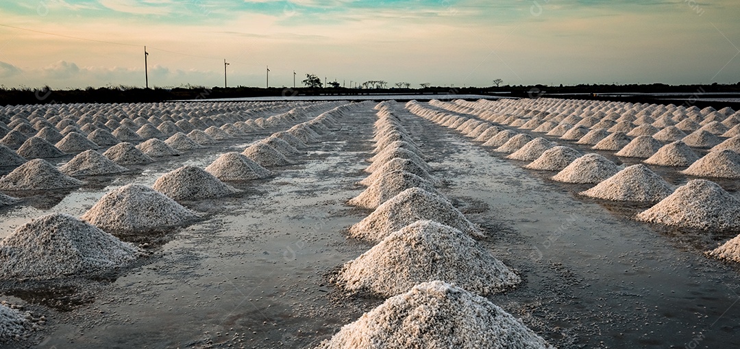Fazenda de sal marinho e celeiro na Tailândia. Sal marinho orgânico. Matéria-prima