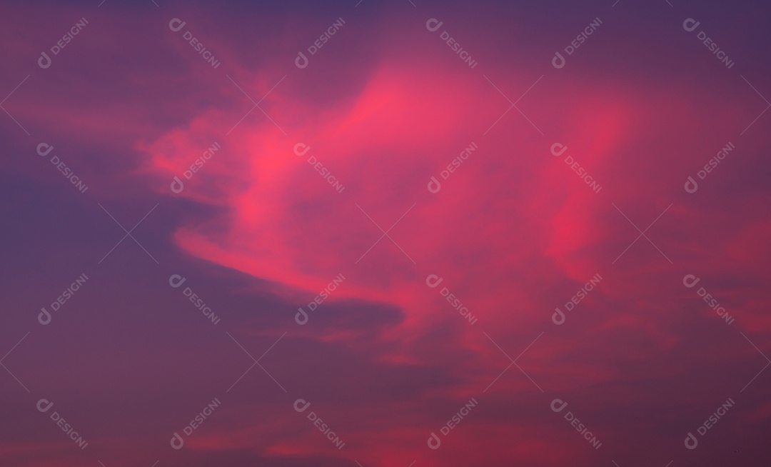 Céu rosa e roxo. Belo pôr do sol céu azul