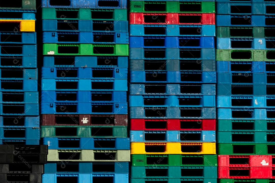 Pilha de paletes de transporte de plástico. Plástico industrial