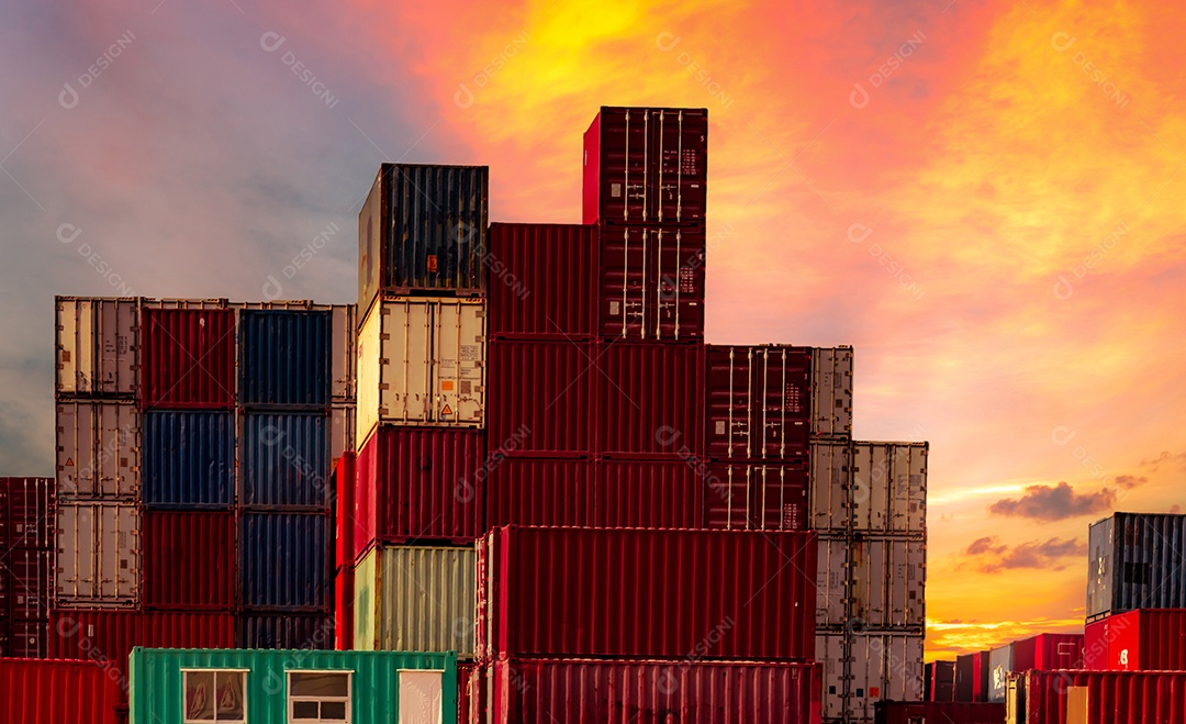 Logística de contêineres. Carga e negócios de transporte. Navio porta-contentores