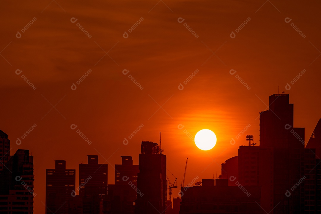 Edifício de negócios no centro da cidade ao entardecer com lindo céu pôr do sol.