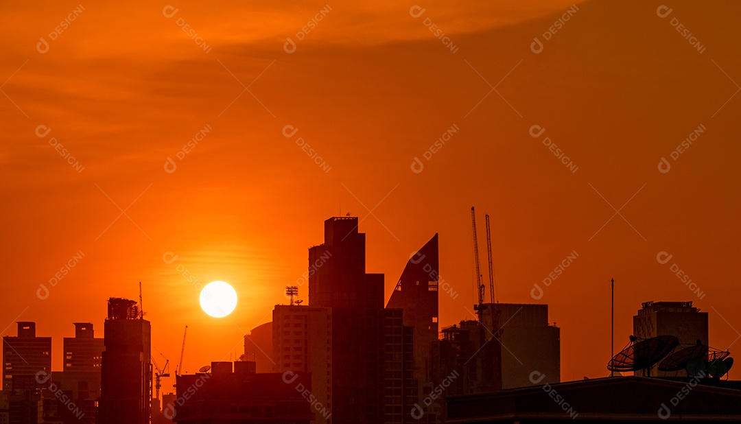 Edifício de negócios no centro da cidade ao entardecer com lindo céu pôr do sol.