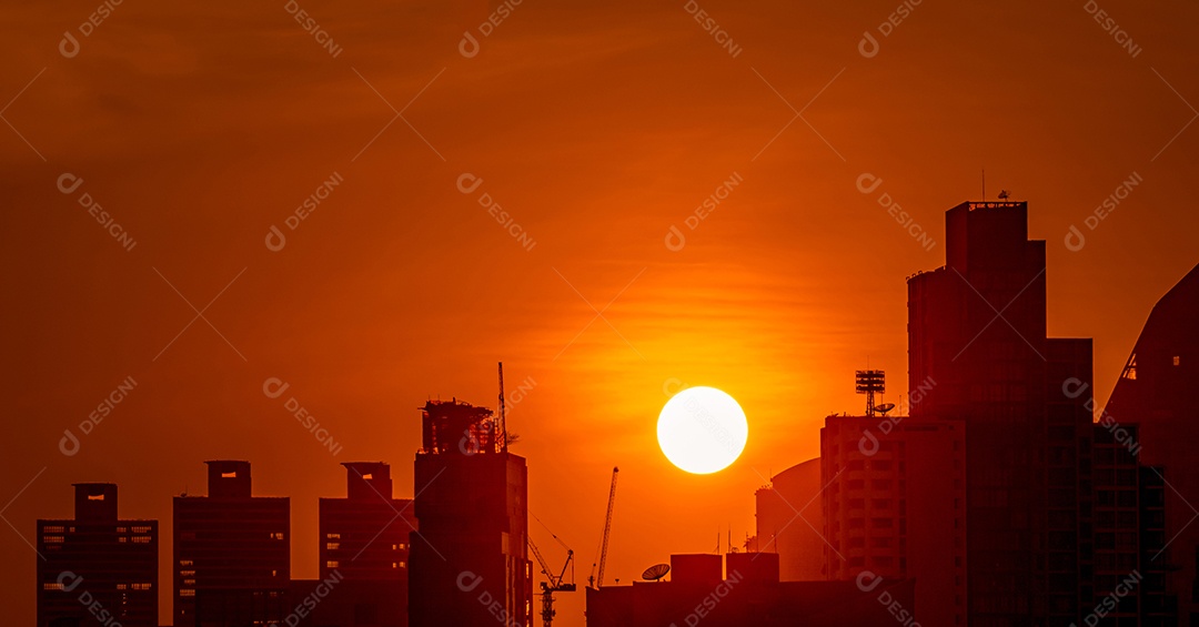 Edifício de negócios no centro da cidade ao entardecer com lindo céu pôr do sol.