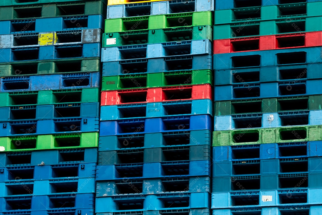 Pilha de paletes de transporte de plástico. Pilha de paletes de plástico industrial