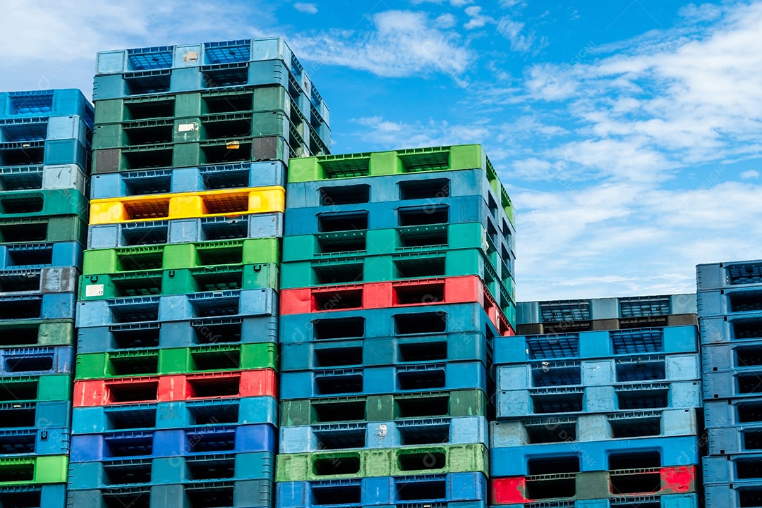 Pilha de paletes de transporte de plástico. Pilha de paletes de plástico industrial