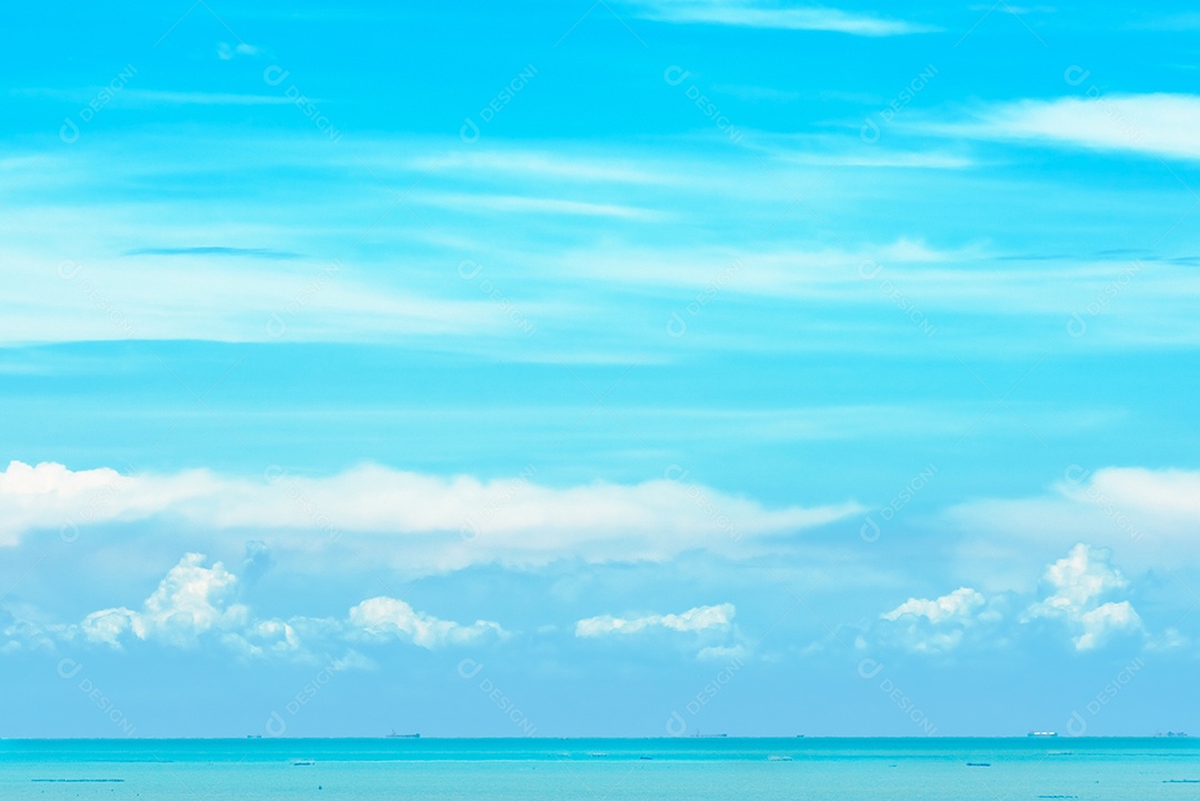 Lindo céu azul água do mar azul e nuvens brancas em dia ensolarado.