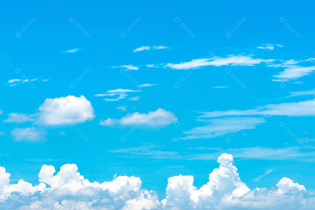 Céu azul e nuvens cumulus brancas sobre a montanha verde.