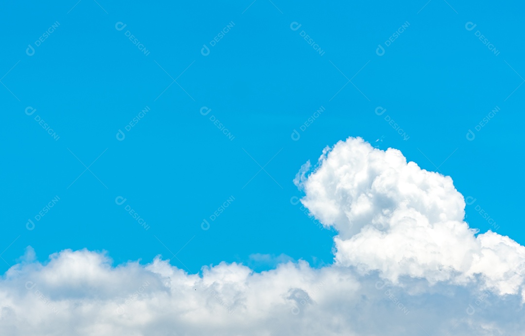 Céu azul e nuvens cumulus brancas sobre a montanha verde.