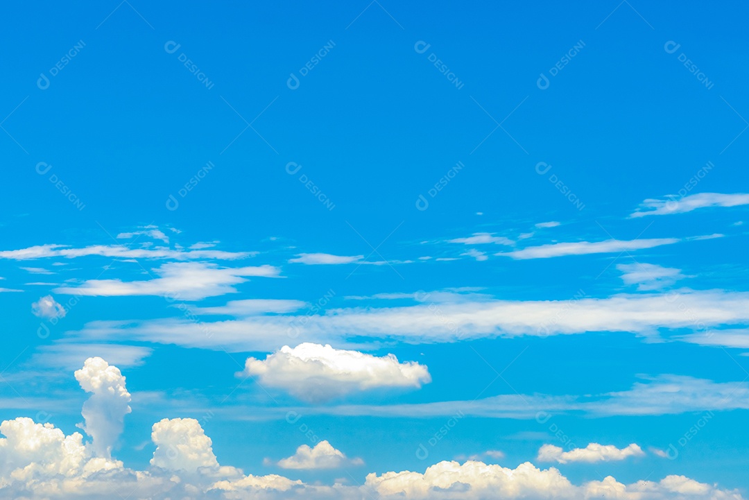 Lindo céu azul e nuvens cumulus brancas abstraem base.